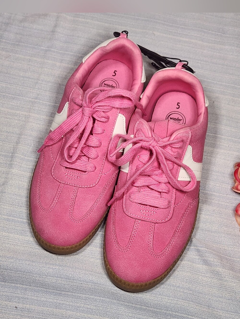 Wonder Nation Pink Faux Suede
Memory Foam Retro Gum Sole Sneakers Girls Size 5